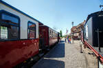 Die MBB 99 2322-8 der Mecklenburgischen B�derbahn Molli erreicht am 15 Mai 2022 Tender voraus, mit dem MBB Dampfzug, nun den Zielbahnhof K�hlungsborn-West.