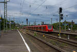 Zwei gekuppelte ET 425er (425 101-3 / 425 601 und 425 594 / 425 094-0)der DB Regio NRW erreichen am 26 Mai 2024, als RB 27  Rhein-Erft-Bahn“ (Mönchengladbach – Köln – Koblenz), den Bahnhof Köln Messe/Deutz. 