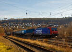 Die SBB Cargo Re 482 024-7 (91 85 4482 024-7 CH-SBBC) fährt am 20.02.2021 mit einem KLV-Zug durch Siegen (Kaan-Marienborn) in Richtung Norden bzw. Giersbergtunnel. Nochmal einen lieben Gruß an den netten Lokführer zurück.

Die TRAXX F140 AC1 wurde 2003 von Bombardier in Kassel unter der Fabriknummer 33590 gebaut und an die SBB Cargo AG geliefert. Sie hat die Zulassungen und Zugbeeinflussungssysteme für die Schweiz und Deutschland.
