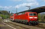 Die 120 207-6 (ex DB 120 136-7) schiebt 6 DoSto´s als RE 9 - Rhein Sieg Express (RSX) Siegen - Köln - Aachen am 12.04.2014 vom Bahnhof Betzdorf/Sieg weiter in Richtung Köln.