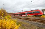   Motiv herbstlich verdeckt - Zwei gekuppelte 4-teilige Bombardier Talent 2 (BR 442 / 443) der DB Regio NRW erreichen bald (am 07.11.2015), als RE 9 (rsx - Rhein-Sieg-Express) Siegen - Köln -