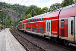 Zweite Klasse klimatisierter Doppelstock-Reisezugwagen (Hocheinstiegs-Dosto) D-DB 50 80 26-75 046-5, der Gattung DBpza 753.5, vom rsx - Rhein-Sieg-Express der DB Regio NRW (Aachen), eingereiht im