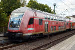 Der klimatisierte Doppelstock-Steuerwagen der zweiten Wagenklasse (DoSto-Steuerwagen) D-DB 50 80 86-75 050-4, der Gattung/Bauart DBpbzfa 763.8, eingereiht im Zugverband (führendender Wagen) des rsx - Rhein-Sieg-Express RE 9 der DB Regio NRW, am 15 September 2024 im Bahnhof Kirchen/Sieg.

Der Steuerwagen wurde 2000 von der DWA Deutsche Waggonbau AG im Werk Görlitz (ex Waggonbau Görlitz, heute Bombardier) gebaut und in der Gattung/Bauart DBpbzfa 763.6, an die DB Regio NRW für den RE 9 – rsx, geliefert. Die ab 1999 neu beschafften Steuerwagen sind mit einem vergrößerten behindertengerechtem WC ausgestattet, welches die Bauart DBpbzfa 763.6 charakterisiert. Im Oktober 2016 erfolgte im AW Wittenberge der Umbau, wobei der Wagen mit einem zweiten Mehrzweckbereich nachgerüstet und in damit in die Bauart DBpbzfa 763.8 umgezeichnet wurde. Der Steuerwagen hat die Einstiege tief, so können mobilitätseingeschränkte Fahrgäste auch an niedrigen Bahnsteigen barrierefrei ein- und aussteigen

TECHNISCHE DATEN:
Hersteller: DWA Deutsche Waggonbau AG, Werk Görlitz (heute Bombardier)
Umbau bei: AW Wittenberge (2013 bis 2016)
Spurweite: 1.435 mm
Länge über Puffer: 27.270 mm
Wagenkastenlänge: 26.660 mm
Wagenkastenbreite: 2.784 mm
Höhe über Schienenoberkante: 4.631 mm
Drehzapfenabstand: 20.000 mm
Achsstand im Drehgestell: 2.500 mm
Drehgestell Bauart: Görlitz VIII
Leergewicht: 53 t
Höchstgeschwindigkeit: 160 km/h
Heizungsbauart: Klimaes
Bremsbauart: KE-PR-A-Mg-mZ (D)
Sitzplätze: 85 in der 2. Klasse
Toiletten: 1, behindertengerecht, geschlossenes System
Bemerkungen: 2 Mehrzweckabteile, 1 Dienstraum, eingeschränkt dieselloktauglich
Umgebaut aus: DBpbzfa 763.6