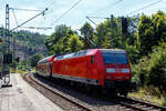 Die 146 001-3 (91 80 6146 001-3 D-DB) der DB Regio NRW schiebt am 06 August 2024, den RE 9 - Rhein Sieg Express (RSX) Siegen - Kln – Aachen, vom Bahnhof Kirchen (Sieg) weiter in Richtung Kln,