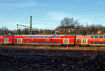 Der zweite Klasse klimatisierter Doppelstock-Reisezugwagen (Hocheinstiegs-Dosto) D-DB 50 80 26-75 136-4, der Gattung DBpza 753.5, vom rsx - Rhein-Sieg-Express der DB Regio NRW (Aachen), eingereiht im Zugverband bei der Zugdurchfahrt am 26 Dezember 2024 in Scheuerfeld/Sieg

Der Wagen wurde 2002 von Bombardier in Görlitz (ex DWA - Deutsche Waggonbau AG gebaut.

TECHNISCHE DATEN:
Gattung/Bauart: DBpza 753.5,
Spurweite: 1.435 mm
Anzahl der Achsen: 4
Länge über Puffer: 26.800 mm
Wagenkastenlänge: 26 400 mm
Wagenkastenbreite: 2.784 mm
Höhe über Schienenoberkante: 4.631 mm
Drehzapfenabstand: 20.000 mm
Achsstand im Drehgestell: 2 500 mm
Drehgestellbauart: Görlitz VIII
Leergewicht: 48 t
Höchstgeschwindigkeit: 160 km/h
Sitzplätze: 139 in der 2. Klasse
Toiletten: 1, geschlossenes System
Einstieg: Hoch
Bremse: KE-R-A-Mg (D)
Bemerkung : 1 Mehrzweckabteil; eingeschränkt dieselloktauglich
Heizung: Klimaes 