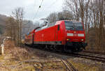 Die 146 001-3 (91 80 6146 001-3 D-DB) der DB Regio NRW erreicht am 14 März 2025, mit dem RE 9 (rsx - Rhein-Sieg-Express) Aachen - Köln - Siegen, den Bahnhof Kirchen/Sieg. Ich stehe beim Bahnübergang Bü km 120, 915 direkt vor dem Bahnhof.

Die TRAXX P160 AC1 (Br 146.0) wurde 2000 von ABB Daimler-Benz Transportation GmbH (Adtranz) in Kassel unter der Fabriknummer 33808 gebaut 