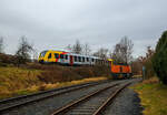 Während oben auf der Hellertalbahn (KBS 462 – DB Bahnstrecke Betzdorf-Haiger) der VT 507 (95 80 1648 107-8 D-HEB / 95 80 1648 607-7 D-HEB) der HLB (Hessische Landesbahn GmbH), ein Alstom