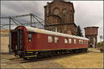 Inzwischen etwas blasser in der Frabe steht der ehemalige Gep�ckwagen, nun Bistrowagen, DR 60 80 99-27 410-2 WR4� auf einem Seitengleis hinter dem Historischen Lokschuppen.