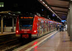 Zwei gekuppelte vierteilige ET 423 (423 540-4 und 423 051-2 „D´r Zoch kütt“) der S-Bahn Köln (betrieben durch die DB Regio NRW) haben, als S 19 von Düren nach