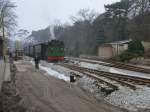 Vorbei an der Baustelle in Ghren dampft Mh53,am 17.Mrz 2012,zum Streckenende.