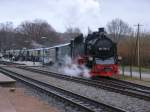 Nach der Kreuzung verlie� 99 1784-0 mit dem P 102 G�hren-Lauterbach Mole,am 02.Januar 2013,Binz LB.