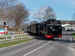 Am 16.April 2016 überquerte die 99 4633-6 mit ihren Zug nach Göhren den Bahnübergang in Baabe.