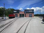 Das ist der neue Lokschuppen in Putbus.Nach der Eröffung,am 25.Mai 2024,stehen der RBB drei Lokschuppengleise zur Verfügung,auch die PRESS hat ein Gleis und kann jetzt ihren 650 032