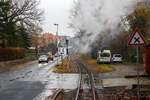 Blick auf die Strecke der sächsischen Schmalspurbahn Radebeul Ost - Moritzburg - Radeburg in der Spurweite von 750 mm (KBS 509, 12501) am 07.12.2022, hier in Radebeul bei der Pestalozzistraße nähe Kreuzung Riesestraße. Betrieben wird die Bahn von der SDG - Sächsische Dampfeisenbahngesellschaft mbH. Für die Strecke wird heute auch die von der DB AG 1998 vergebene Marketingbezeichnung Lößnitzgrundbahn verwendet. Umgangssprachlich wird sie dagegen meist als Lößnitzdackel (kurz auch Dackel) oder früher Grundwurm bezeichnet.
