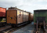 Zweiachsiger 750 mm-Schmalspur Zugführerwagen KPw 975-103, ex Packwagen P 1492K der K.Sächs.Sts.E.B. der Traditionsbahn Radebeul e.V. abgestellt am 07 Dezember 2022 beim Schmalspur-Bahnhof Radebeul Ost. Hier in der ehem. Erscheinungsbild als P 1492K der K.Sächs.Sts.E.B. (um 1900). 

Der Wagen wurde 1896 in den Werkstätten der K.Sächs.Sts.E.B. gebaut, bis 1989 war er als Bahndienstwagen 979-009 in Putbus stationiert. Seit 1995 ist er im Eigentum des Vereins, 1999 wurde er als P 1492K der K.Sächs.Sts.E.B. (um 1900), aufgearbeitet und ist einsatzfähig.
