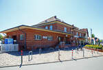 Der Bahnhof Ostseebad Khlungsborn West der Mecklenburgische Bderbahn Molli am 15.05.2022 von der Straenseite.