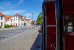 Gleich wird der Molli zur Straenbahn von Bad Doberan, hier am 15.05.2022.