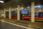 Der RSAG Triebwagen 687, ein Niederflur-Gelenktriebwagen vom Typ DUEWAG 6N GTW DE „6N1“, der Rostocker Straßenbahn AG am 14.05.2022 in der Station Rostock Hbf (tief) mit Werbung