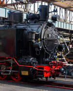 Detailbild der  99 715 der GbR (Leihgabe an die Prenitztalbahn, heute wieder als 99 1715-4 gefhrt, eine Schsische VI K (Baureihe 99.67–71) steht am 24 August 2013 im Dampflokwerk Meiningen. Die Aufnahme entstand auf einer offiziellen Fhrung.