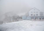 
In den Wolken.......
Whrend der Bergbahnhof der Wendelstein-Zahnradbahn am 1.724 m .NN hohen Wendelstein Haus endet, befindet sich die Bergstation der 1970 gebauten Wendelstein-Seilbahn links vom Wendelstein Haus. Hier am 28.12.2016 im Nebel bei minus 6 Grad Celsius.