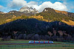   Bayrischzell-Osterhofen (Oberbayern) am 28.12.2016:   Whrend der VT 117   Warngau   (95 80 0609 117-6 D-BOBy), ein Integral S5D95, der Bayerische Oberlandbahn GmbH (BOB), schon im Schatten, bald