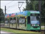 Moderne Straenbahn in Rostock.