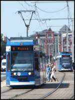 Moderne Straenbahn in Rostock.