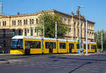 
Der BVG 9064 ein siebenteiliger Bombardier Flexity Berlin vom Typ  GT8-08 ZR am 18.09.2018 beim Europaplatz Berlin.

Der Niederflur-Straßenbahnwagen wurde 2017 von Bombardier unter der Fabriknummer 759/9064 gebaut. Die vier Vorserienzüge entstanden komplett im Werk Bautzen, das für die Serienproduktion lediglich den Rohbau in das Bombardier-Werk Hennigsdorf liefert. Dort erfolgt mit Zulieferungen aus Mannheim und Siegen die Endmontage und Inbetriebnahme. Das Werk Hennigsdorf liefert jährlich 20 bis 24 Züge aus.

Der Bombardier Flexity Berlin ist ein Niederflur-Straßenbahnwagen der Flexity-Reihe von Bombardier Transportation. Er ist eine Weiterentwicklung basierend auf dem Adtranz Incentro.

Im Zuge der Erneuerung ihrer Straßenbahnflotte bestellten die Berliner Verkehrsbetriebe (BVG) 100% Niederflurfahrzeuge des Typs BOMBARDIER FLEXITY  Berlin.

Zunächst (2008) wurden vier Vorserienfahrzeuge in verschiedenen Konfigurationen geliefert: je ein Ein- und Zweirichtungsfahrzeug mit einer Länge von 30,8 m (fünfteiliger GT6-08) sowie je ein Ein. Und Zweirichtungsfahrzeug mit einer Länge von 40 m  (siebenteiliger GT8-08). Bis Sommer 2020 soll der 210. und letzte Zug geliefert sein.

Bombardier und die BVG haben gemeinsam ein zukunftsweisendes Fahrzeugkonzept erstellt, gemäß den Ansprüchen an moderne öffentliche Verkehrsmittel. Durch breite Doppeltüren und ebene Einstiege bieten die neuen Berliner Straßenbahnen besonders leichte Zugänglichkeit und werden den Bedürfnissen von Fahrgästen mit eingeschränkter Mobilität gerecht.

Die Fahrzeugbreite von 2,4 Metern schafft einen geräumigen Fahrgastraum mit optimaler Raumausnutzung. Großzügige Multifunktionsbereiche bieten ausreichend Platz für Kinderwagen, Rollstühle und Fahrräder. Für angenehme Temperaturen sorgt eine Klimaanlage im Fahrer- und Passagierbereich.

TECHNISCHE DATEN (GT8-08 ZR):
Spurweite: 	1.435 mm
Achsfolge: (Bo)' (Bo)' 2(Bo)'
Länge: 40.000 mm
Höhe:  3.450 mm
Breite:  2.400 mm
Achsabstand im Drehgestell: 1.800 mm
Leergewicht: 51,5 t
Höchstgeschwindigkeit: 70 km/h
Beschleunigung: 0,65 m/s² 
Raddurchmesser: 660 mm (neu) / 580 mm (abgenutzt)
Stromsystem:  600 V und 750 V Gleichstrom (mit Energierückspeisung ins Netz)
Stromübertragung:  Oberleitung
Fahrmotoren: 12 wassergekühlte Drehstrom-Asynchronmotoren vom Typ DKWBZ 1606-4
Dauerleistung: 12 x 50 kW = 600 kW
Sitzplätze: 69
Stehplätze: 174
Fußbodenhöhe: 	355 m
Türen (je Seite): 5 elektrische doppelflügelige Außenschwenkschiebetüren, lichte Breite 1.300 mm
Niederfluranteil: 	100 %
Kleinster bef. Halbmesser: 	17,25 m
Bremsen: Scheibenbremse; elektrohydraulische Federspeicherbremse; Magnetschienenbremse 8 x 68 kN

Die Straßenbahn Berlin:
Die Berliner Straßenbahn ist eines der ältesten und das drittgrößte Straßenbahnnetz der Welt (Stand: 2017), nach denen in Melbourne und Sankt Petersburg. Betreiber sind die 1929 gegründeten Berliner Verkehrsbetriebe (BVG). Das normalspurige (1.435 mm) Netz hat eine Streckenlänge von 193,6 Kilometern und 808 Richtungshaltestellen. Die Fahrdrahtspannung der Oberleitung beträgt derzeit noch 600 V, wobei eine Umstellung auf 750 V diskutiert wird. 22 Linien bilden ein Liniennetz von rund 300 Kilometern.
Im Jahr 2016 beförderte die Berliner Straßenbahn 197 Millionen Fahrgäste.

In Berlin gab es seit 1865 eine Pferdebahn. Bis Ende des 19. Jahrhunderts wurde das Netz auf elektrischen Betrieb umgestellt. Mit der Teilung der Stadt, nach dem 2. Weltkrieg, wurde die BVG in einen westlichen und einen östlichen Betrieb gespalten, die 1992 wieder vereinigt wurden. In West-Berlin (Westsektoren) wurden bis 1967 alle Straßenbahnlinien stillgelegt. Mit Ausnahme von drei Streckenteilen, die nach der deutschen Wiedervereinigung in den Westteil der Stadt verlängert wurden, verkehrt die Straßenbahn heute nur noch im ehemaligen Ostteil der Stadt.

Es war einmal:
Die  BVG betrieb im Gründungsjahr der 93 Straßenbahnlinien und ein Netz mit 634 Kilometern Streckenlänge, besaß 4.000 Straßenbahnfahrzeuge und beschäftigte 14.400 Personen allein bei der Straßenbahn. Die Straßenbahn leistete pro Jahr 170 Millionen Wagenkilometer und beförderte 929 Millionen Fahrgäste.

In Westberlin:
Ab 1954 gab es in West-Berlin eine Änderung der Verkehrspolitik, die auf einen Ersatz des Straßenbahnverkehrs durch Erweiterung der U-Bahn- und Omnibusstrecken zielte. Die Straßenbahn wurde als veraltet und überflüssig betrachtet. Ab 1954 wurden die Straßenbahnlinien nach und nach durch Omnibusse und in Einzelfällen durch die in den Folgejahrzehnten großzügig ausgebaute U-Bahn ersetzt. Ende 1962 gab es im Westteil der Stadt nur noch 18 Straßenbahnlinien. Am 2. Oktober 1967 wurde in West-Berlin die letzte Straßenbahnlinie mit der Nummer 55 stillgelegt. 

Aktueller Fahrzugbestand im Liniendienst (Stand 31.Dez. 2017):
40 Tatra KT4D, 105 GT6N, 45 GT6N-ZR und 152 Flexity Berlin
