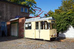 Das was von dem Triebwagen noch übrig geblieben ist.....
Als Denkmal steht der Rest vom Triebwagen VBBr 105 am Eingang zum Straßenbahnmuseum der Verkehrsbetriebe Brandenburg an der Havel GmbH hier am 20.09.2018. 

Es war ein Gothawagen T57, der 1958 vom VEB Waggonbau Gotha (ex Gothaer Waggonfabrik AG) gebaut und als Tw 45 an die Brandenburger Straßenbahn geliefert, 1969 wurde er in 6II und 1972 in 105 umgezeichnet, im Jahr 1996 wurde er bis auf diesen Rest verschrottet.

Die „Gotha“-Wagen vom Typ T57 (Triebwagen, Konstruktionsjahr 1957) waren in vielen Städten der DDR im Einsatz. Es waren zweiachsige Straßenbahnwagen die meist mit Beiwagen gefahren wurden.
