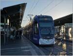 Die Freiburger Strassenbahn CAF Urbos 100 N° 304 bei der Haltestelle beim Bahnhof auf dem Weg nach Haid.