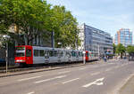 Zwei gekuppelte zweiteilige Hochflur-Stadtbahnwagen (vorne TW 2323 und ein weiterer) vom Typ DUEWAG B 80 D, der KVB (Klner Verkehrs-Betriebe AG) fahren am 01.06.2019 als Linie 18 Barbarossaplatz (Kln) weiter in Richtung Bonn Hbf.