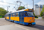   Der modernisierte vierachsige Tatra-Groraumtriebwagen vom Typ T4D-M1 - 33c) der LVB (Leipziger Verkehrsbetriebe) erreicht am 21.05.2016, als Linie 7, bald die Station Leipzig Hauptbahnhof.