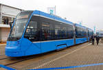 
Siemens Rail Systems präsentierte auf der InnoTrans 2014 in Berlin (26.09.2014) auf dem Freigelände den MVG 2806 (Münchner Verkehrsgesellschaft), ein Niederflur-Straßenbahntriebwagen in Modul-Bauweise vom Typ Siemens Avenio, der in München als Baureihe T geführt wird.

Als Baureihe T wird die 16. Triebwagen-Generation der Münchner Straßenbahn bezeichnet. Sie besteht aus acht Fahrzeugen des Typs Siemens Avenio, Garnituren wurden von Siemens in Wien-Simmering hergestellt, die Drehgestelle stammen aus dem Werk in Graz. Die Straßenbahnen werden von der Münchner Verkehrsgesellschaft (MVG) betrieben. Die viergliedrigen Gelenkwagen haben eine Länge von 36,85 Metern, sind 3,55 Meter hoch, 2,30 Meter breit und haben ein Leergewicht von 47,8 Tonnen. Die Fahrzeuge der Kleinserie, die offiziell als Baureihe T 1.6 bezeichnet wird, wurden zwischen 2013 und 2014 ausgeliefert und nahmen im September 2014 den Fahrgastbetrieb auf.

Die Fahrzeuge sollten vor allem auf Routen mit hohem Fahrgastaufkommen, also auf den Linien 17, 19, 20, 21 und 22, eingesetzt werden. Garnituren wurden in Wien-Simmering hergestellt, die Drehgestelle stammen aus dem Werk in Graz.

TECHNISCHE DATEN;
Fahrzeugart: Vierteiliger Niederflur-Gelenktriebwagen für den Einrichtungsbetrieb
Anzahl : 8 (und 1 T4.1)
Spurweite: 1.435 mm (Normalspur)
Achsfolge: Bo´2´Bo´Bo´
Länge über Alles: 36.850 mm
Breite: 2.300 mm
Höhe: 3.550 mm
Raddurchmesser:  600 mm (neu) / 520 mm (abgenutzt)
Eigengewicht: 47,8 t
Nutzlast: ca. 23,6 t
Leistung: Nr. 6x120 kW = 720 kW
Höchstgeschwindigkeit:  70 km/h
Steigung/Gefälle: max. 6 %
Anzahl der Türen: 8 (Doppeltüren 1.300 mm breit)
Niederfluranteil: 100 %
Einstiegshöhe: 300 mm
Kapazität (bei 4 Pers./m²): 216, davon 69 Sitzplätze
Stromsystem : 750 Volt DC (=)
