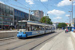   Der MVG-Straßenbahntriebwagen 2106 des Typs R 2.2 (ein Adtranz/ AEG Gelenk-Triebwagen vom Typ GT6N) am 16.06.2018 als Linie 16 vor dem Münchener Hauptbahnhof (am Bahnhofplatz).