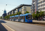 Der MVG-Straßenbahntriebwagen 2207, ein vierteiliger Niederflur-Gelenkwagen des Typs R 3.3 (Adtranz der Bauart GT8N2) am 04.06.2019 als Linie 19 (nach Berg am Laim) auf der Landsberger