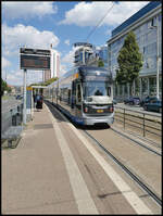 LVB 1232, ein Bombardier Flexity Classic XXL, f�hrt am 10.08.2023 in die Haltestelle Leipzig Augustusplatz ein.