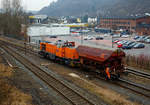 Die Lok 42 (92 80 1277 902-3 D-KSW) der Kreisbahn Siegen-Wittgenstein (KSW), eine Vossloh MaK G 1700 BB, drück am 10.02.2017 einem zweiachsigen gedeckten Schüttgutwagen mit dosierbarer