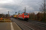 Während links die als S 2 (Dresden Flughafen – Pirna) der S-Bahn Dresden am 07.12.2022 vom Bahnhof Dresden-Strehlen, auf der KBS 241.1, in Richtung Pirna fährt, kommt aus