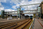 Emden Hauptbahnhof am 01.05.2022, rechts auf Gleis 1 stehen zwei gekuppelte vierteilige Stadler FLIRT³ der WestfalenBahn GmbH (WFB), als RE 15 „Emsland-Express“. Vorne der ET 414 „Rheine“ und dahinter der ET 411 „Lingen (Ems)“. Zuvor war der Zug im Bahnhof Emden-Außenhafen, nach dem Richtungswechsel hier im Hbf geht es dann, via Leer, Lingen und Rheine, nach Münster Hbf.

Der Emder Hauptbahnhof liegt im nördlichen Teil der Emslandstrecke Norddeich Mole – Emden – Münster (– Ruhrgebiet). In Emden zweigt die Stichstrecke zum Bahnhof Emden Außenhafen, dem zweiten Personenbahnhof der ostfriesischen Seehafenstadt ab.
