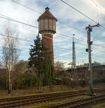 Ein Blick aus dem Zug im Bahnhof Lingen (Ems) am 14 Mrz 2024 auf den Stdtischen Wasserturm in der Nhe des ehemaligen Ausbesserungswerks.