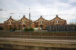 Ein Blick aus dem Zug im Bahnhof Lingen (Ems) am 14 Mrz 2024, auf die Halle IV vom ehemalige Bundesbahn Ausbesserungswerk (AW). Seit 1997 befindet sich hier drin die grte Kunsthalle im westlichen Niedersachsen.