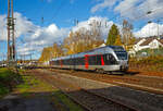 Der ET 23 2106  Plettenberg , ex ET 23006, ein 3-teiliger Stadler Flirt (BR 427) der Abellio Rail NRW fährt am 01.11.2021, als RB 91  Ruhr-Sieg-Bahn  (Siegen - Hagen) durch Kreuztal und erreicht