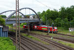 Abgestellt unter der Langenauer Brcke in Kreuztal (nahe dem Rbf) sind am 21 Mai 2024, von links nach rechts die Loks der DB Cargo AG:  Die beiden neuen Zweikraftlokomotiven „Siemens Vectron