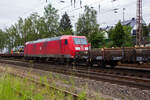 Die 185 016-3 (91 80 6185 016-3 D-DB) der DB Cargo AG verlässt am 03 Juni 2024 mit einem langen gemischten Güterzug den Gbf Kreuztal und f ährt in Richtung Hagen los.
