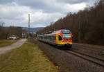 Der fünfteilige Stadler FLIRT 429 545 / 045 der HLB (Hessischen Landesbahn), rauscht am 26.03.2021, als RE 99 (Main-Sieg-Express) Siegen – Gießen – Frankfurt am Main, durch den