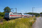 Die 147 580-5 (91 80 6147 580-5 D-DB - IC 4877) schiebt am 28 Juni 2024 die IC2-Garnitur 4877 der DB Fernverkehr AG Steuerwagen voraus, als IC 2229 / RE 34 - Umlauf RE 52229 (Dortmund Hbf – Siegen – Dillenburg - Frankfurt/Main Hbf), durch Wilnsdorf-Rudersdorf (Kreis Siegen) in Richtung Frankfurt/Main. Zwischen Dortmund Hbf und Dillenburg wird der Zug auch als RE 34 (hier Umlauf 52229) geführt und hat in diesem Abschnitt die Freigabe für alle Nahverkehr Tickets.

Die TRAXX P160 AC3 wurde 2020 von Bombardier in Kassel unter der Fabriknummer 35663 gebaut und an die DB Fernverkehr AG ausgeliefert. Sie hat die Zulassungen für Deutschland und die Schweiz, daher hat sie auch vier Stromabnehmer. Der Bahnstrom (15.000 V 16 ⅔ Hz) ist ja derselbe, aber die Palettenbreite (Wippe) ist 1.450 mm im SBB-Netz und somit 500 mm schmaler als die Wippen fürs DB Netz (1.900 mm breit). Das Schleifleistenmaterial ist bei beiden aus Graphit.