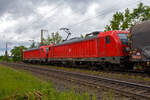 In Doppeltraktion fahren die beiden Bombardier TRAXX F140 AC3 - 187 209-2 (91 80 6187 209-2 D-DB) und die 187 080-7 (91 80 6187 080-7 D-DB) der DB Cargo AG mit einem gemischten Güterzug, am 22 Mai 2024 durch Rudersdorf (Kreis Siegen), in Richtung Kreuztal.

Die 187 080-7 wurde 2017 von der Bombardier Transportation GmbH in Kassel unter der Fabriknummer 35281 gebaut, die 187 209-2 wurde 2020 unter der Fabriknummer 35741 gebaut.