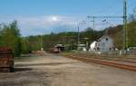 111 011-3 mit dem RE 9 (Rhein-Sieg-Express) Aachen - Kln - Siegen rauscht am Haltepunkt Brachbach, der jedoch bereits auf der Gemarkung Mudersbach liegt, in Richtung Siegen (30.04.2012).