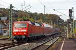   Die 120 207-6 (ex 120 136-7) der DB Regio NRW fährt am 26.10.2014 mit 6 DoSto´s als RE 9 - Rhein Sieg Express (RSX) Aachen - Köln - Siegen in den Bahnhofes Betzdorf/Sieg ein.