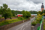 Der RE 9 (rsx - Rhein-Sieg-Express) Siegen - Köln – Aachen verlässt am 15.07.2021 steuerwagenvoraus den Bahnhof Wissen an der Sieg in Richtung Köln.